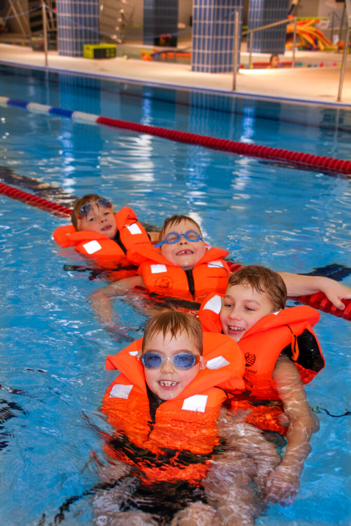 Lapset uivat pelastusliiveissä